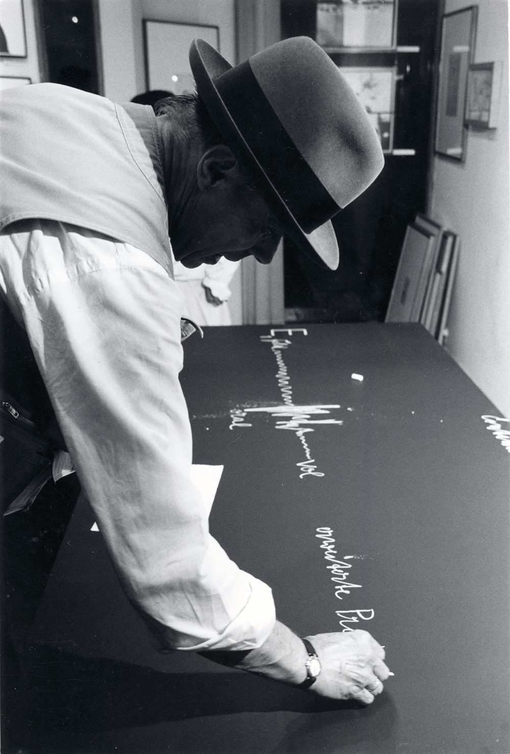 アイラブアート16 視覚トリップ展_作品_黒板ドローイング「コンティニュイティ（連続性）」を制作するヨーゼフ・ボイス
